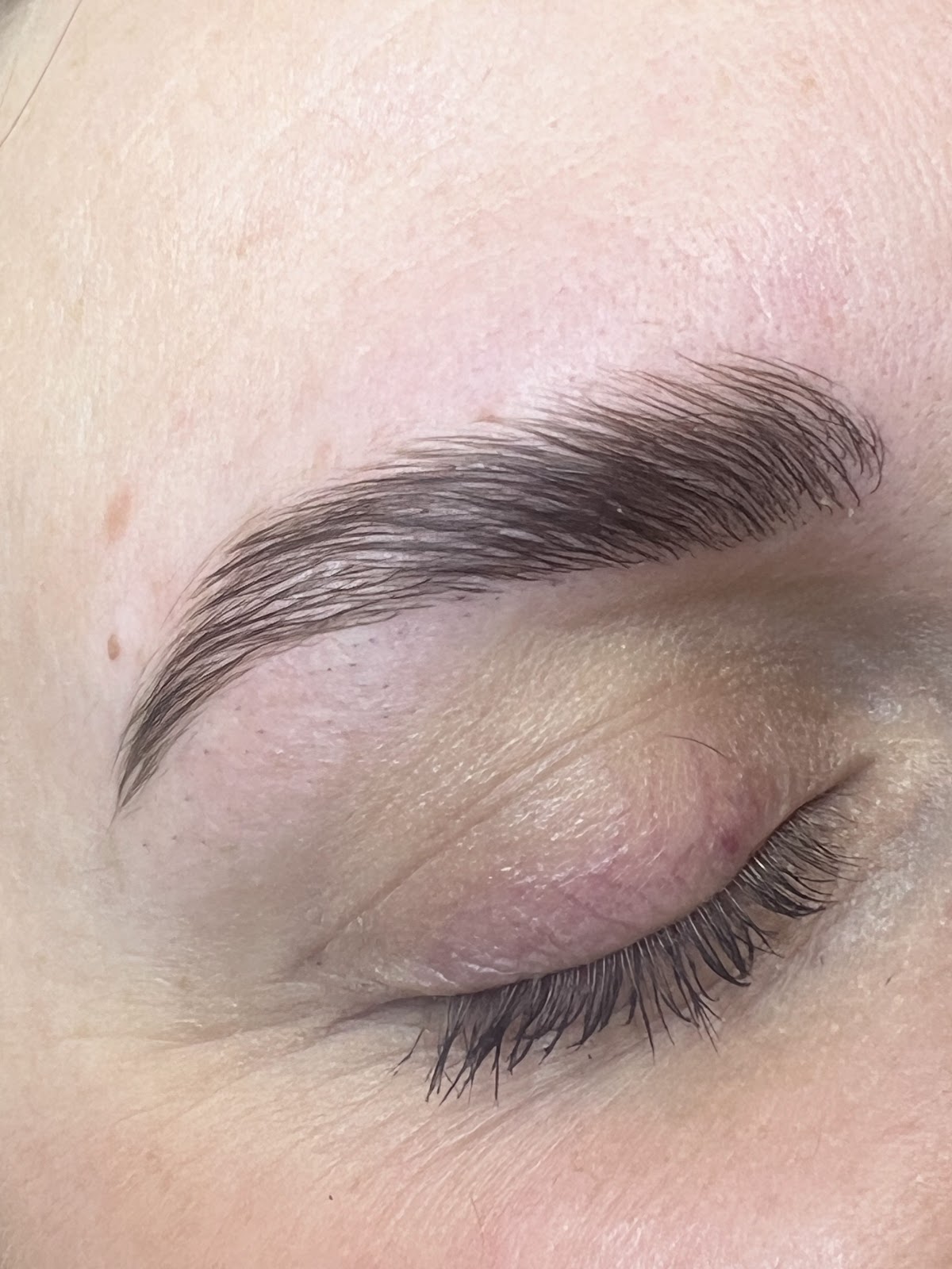 Épilation & restructuration sourcils